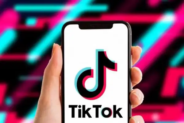 Prompt viết kịch bản giọng Adam cực hay cho video TikTok 11 Tại sao bạn cần một prompt viết kịch bản giọng Adam chuẩn?
